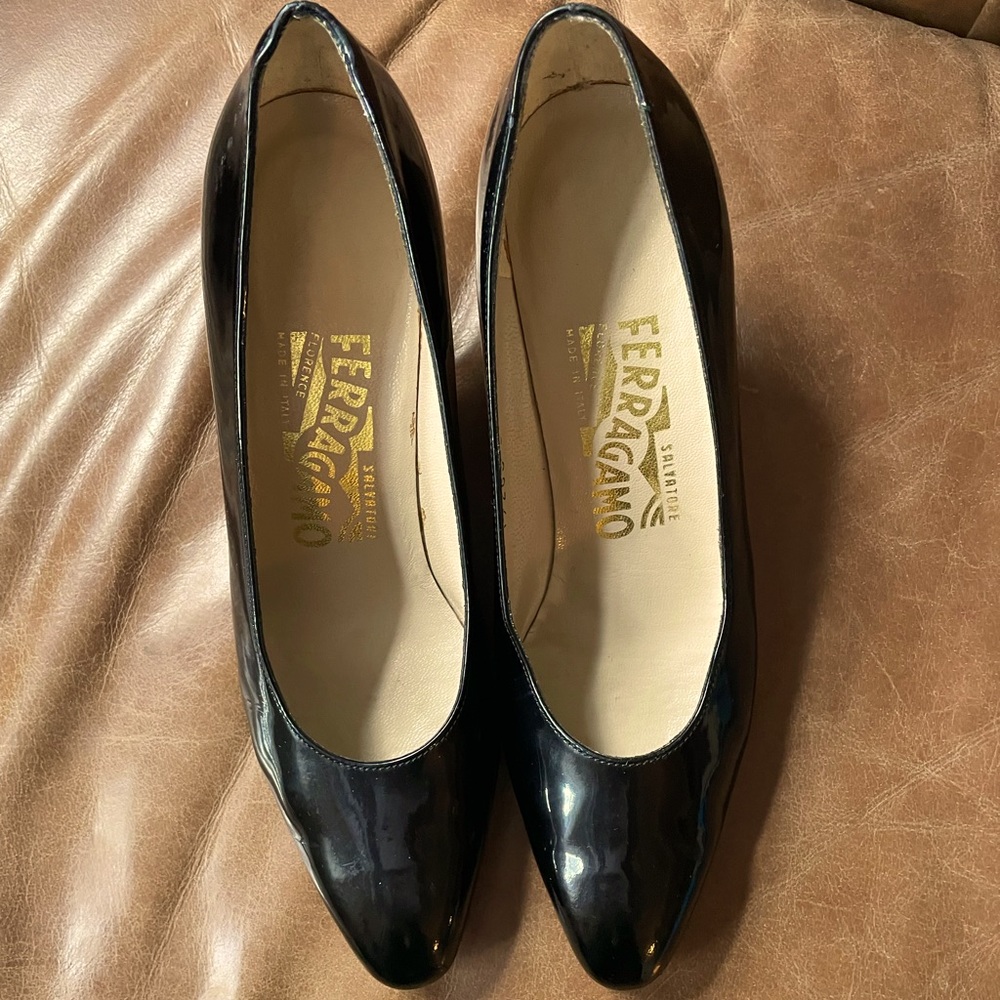 VINTAGE Ferragamo patent leather pumps size 5.5